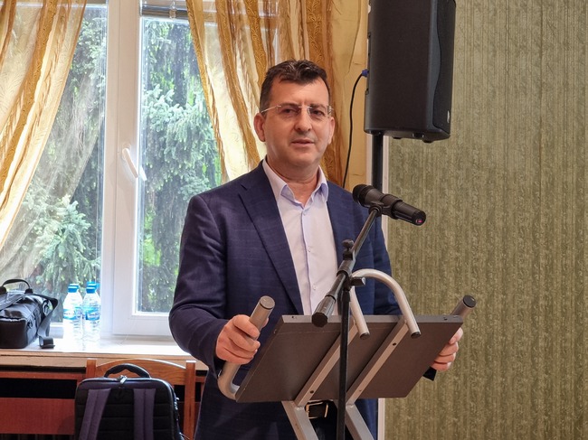 Всеки път, когато руският фактор се намесва в българските кризи, те стават по-големи, каза евродепутатът Асим Адемов