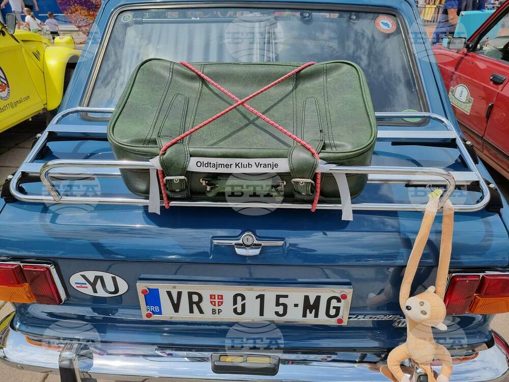 Ретро парад на автомобили и мотоциклети има на централния площад в Кюстендил