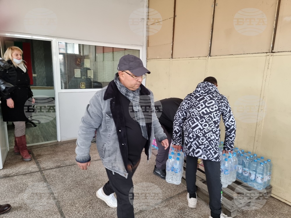 Роми от Кюстендил изпратиха два камиона с помощи за бежанците от Украйна