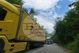 Проход „Петрохан” - път - трафик - камиони