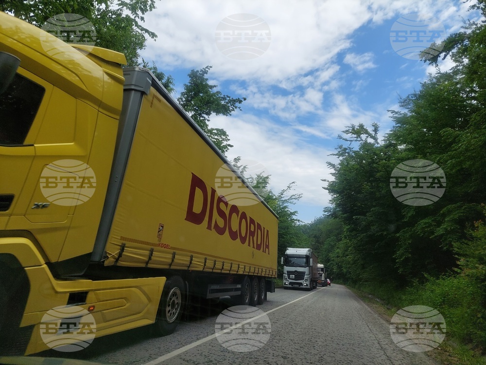 Проход „Петрохан” - път - трафик - камиони