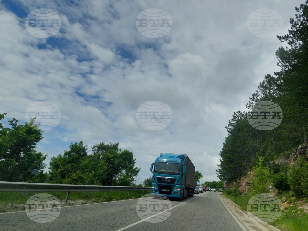 Проход „Петрохан” - път - трафик - камиони