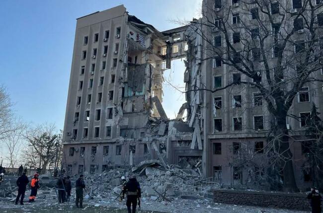 Най-малко двама души загинаха в украинския град Николаев при руски обстрел, видяха журналисти от Франс прес