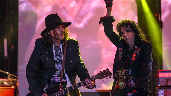 Hollywood Vampires разтърсиха Истанбул; даряват приходите от концерта за пострадалите от земетресенията в Турция