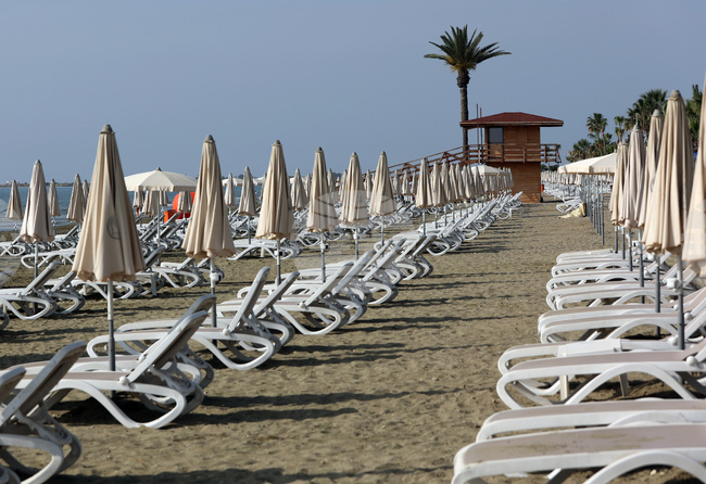 Албанските власти премахнаха над 1200 комплекта незаконни чадъри и шезлонги от местни плажове