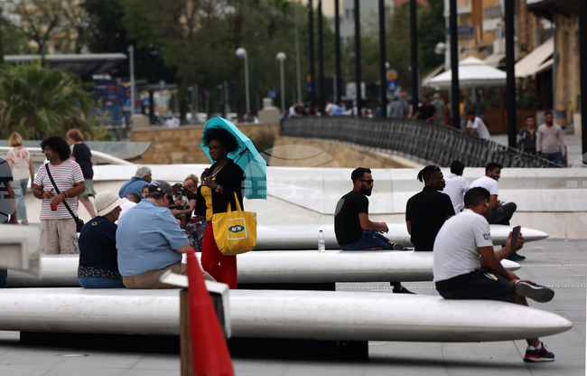 Рекордните 45 градуса са очаквани в Кипър днес; властите отвориха центрове за разхлаждане и забраниха работата на открито 