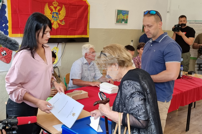 Черногорският президент предложи референдум за приемане на отворени бюлетини с поименно гласуване за депутати