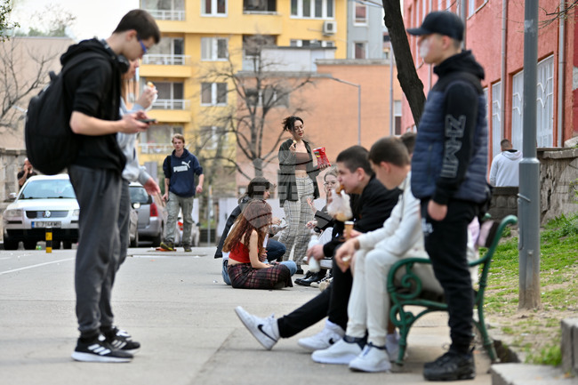 Прекаляването с екранното време е вид зависимост, каза Магдалена Батева, училищен психолог в Петрич