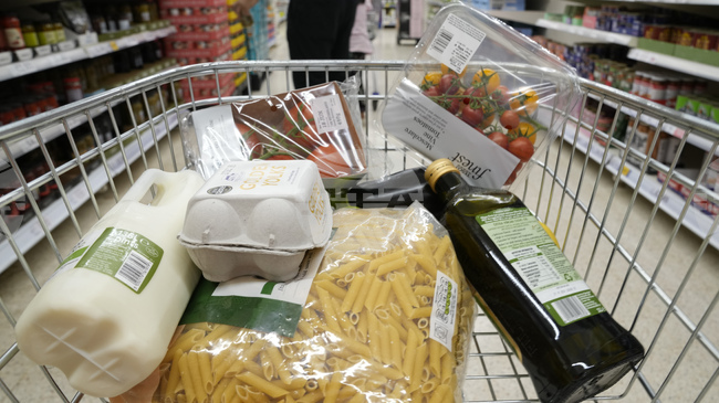 Годишната инфлация в Канада леко отслабва през януари заради поевтиняване на бензина