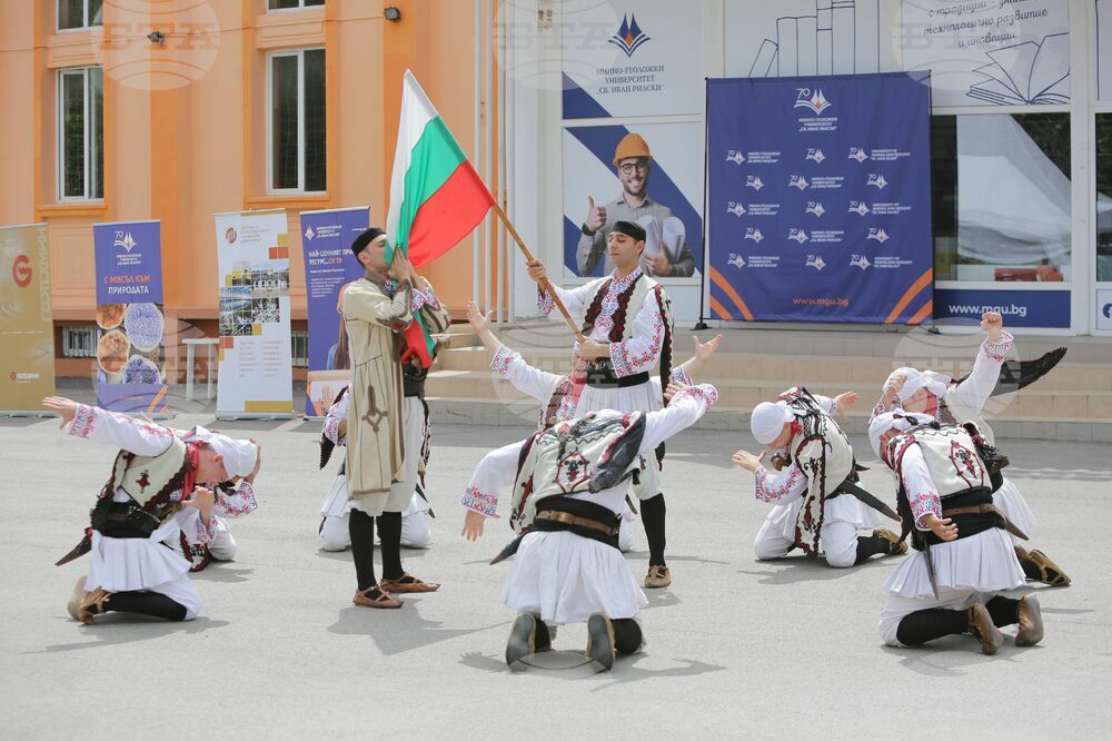 МГУ - Национален фолклорен ансамбъл „Българе“