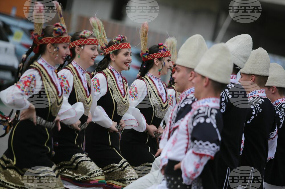 МГУ - Национален фолклорен ансамбъл „Българе“