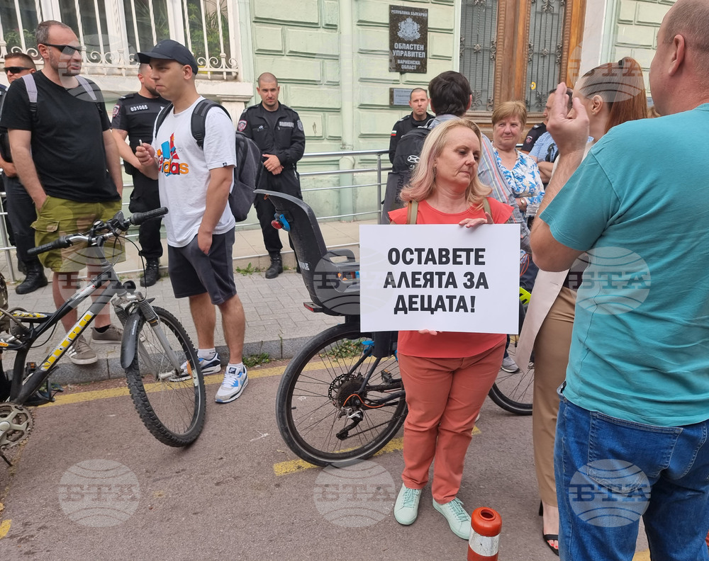 Варненци излязоха на протест срещу движението на коли по крайбрежната алея