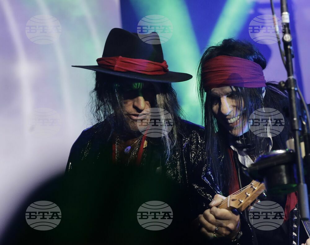 Hollywood Vampires Perform in Sofia