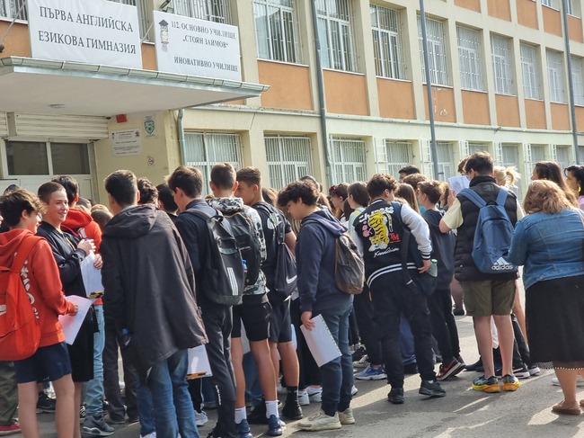 Продължава подаването на заявления за участие в първия етап на класирането за прием в гимназиите от осми клас