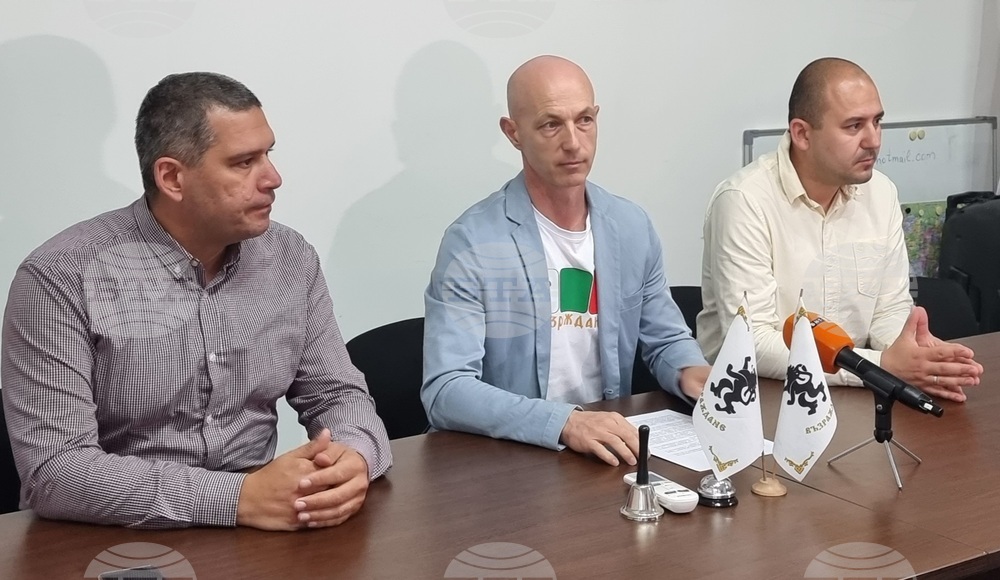 Общински съветници и депутат от „Възраждане“ във Варна обвиняват районен кмет в политически натиск