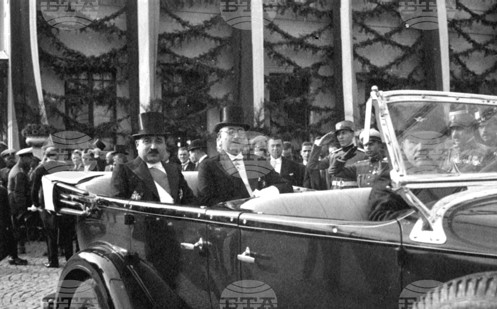 С Наредба-закон от 14 юни 1934 г. се разпускат и забраняват всички политически партии в България
