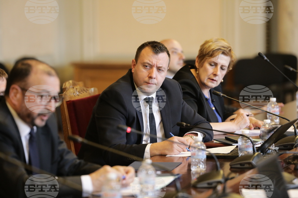 Парламент - Комисия по конституционни и правни въпроси