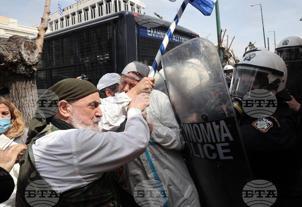 Протестиращи гръцки медици влязоха в сблъсъци с полицията в Атина