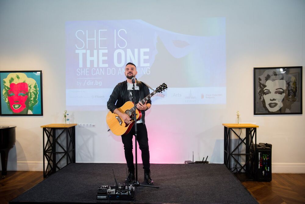 She’s The ONE награди осем жени