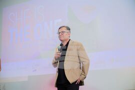 She’s The ONE награди осем жени