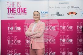 She’s The ONE награди осем жени