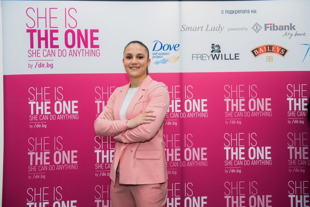 She’s The ONE награди осем жени