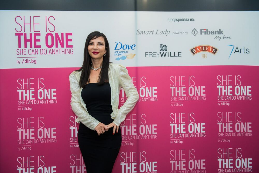 She’s The ONE награди осем жени