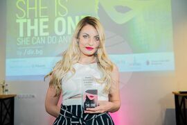 She’s The ONE награди осем жени