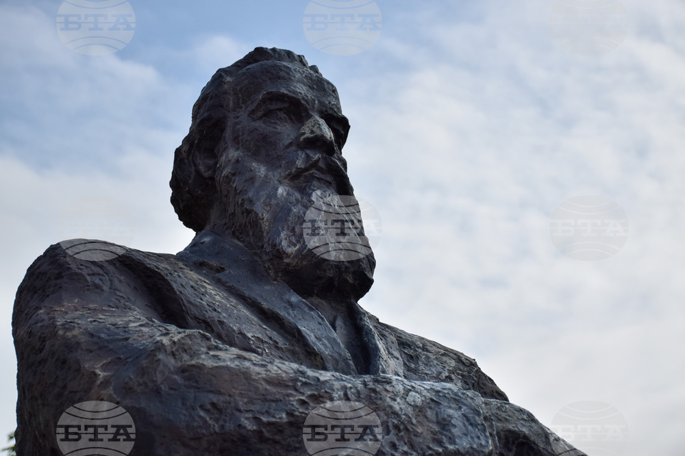 Благоевград - Димитър Благоев - паметник