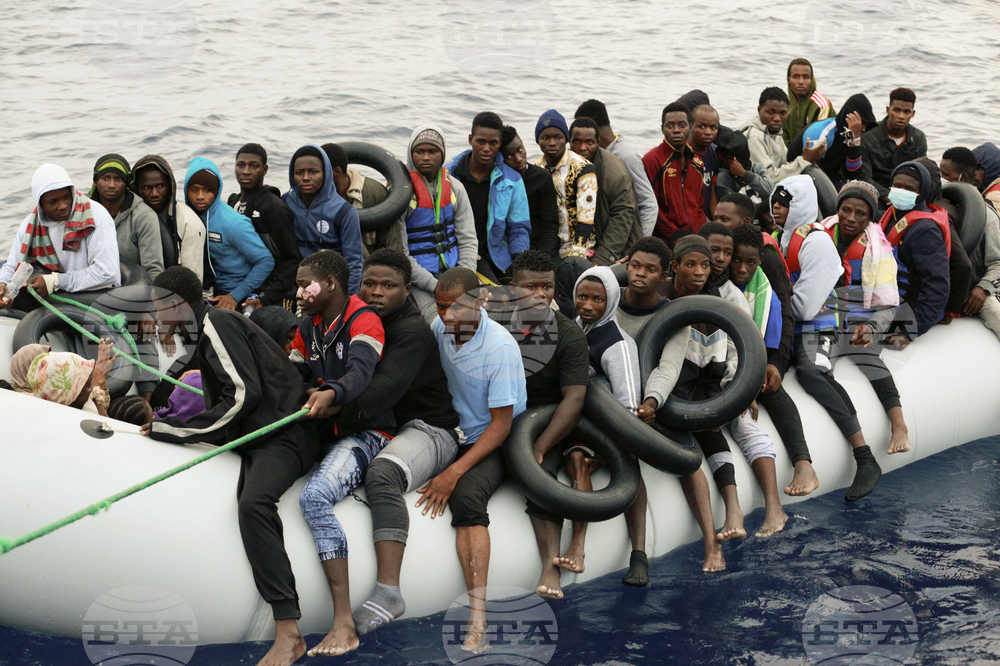 БТА :: 12 мигранти загинаха при потъването на четири лодки край бреговете  на Тунис
