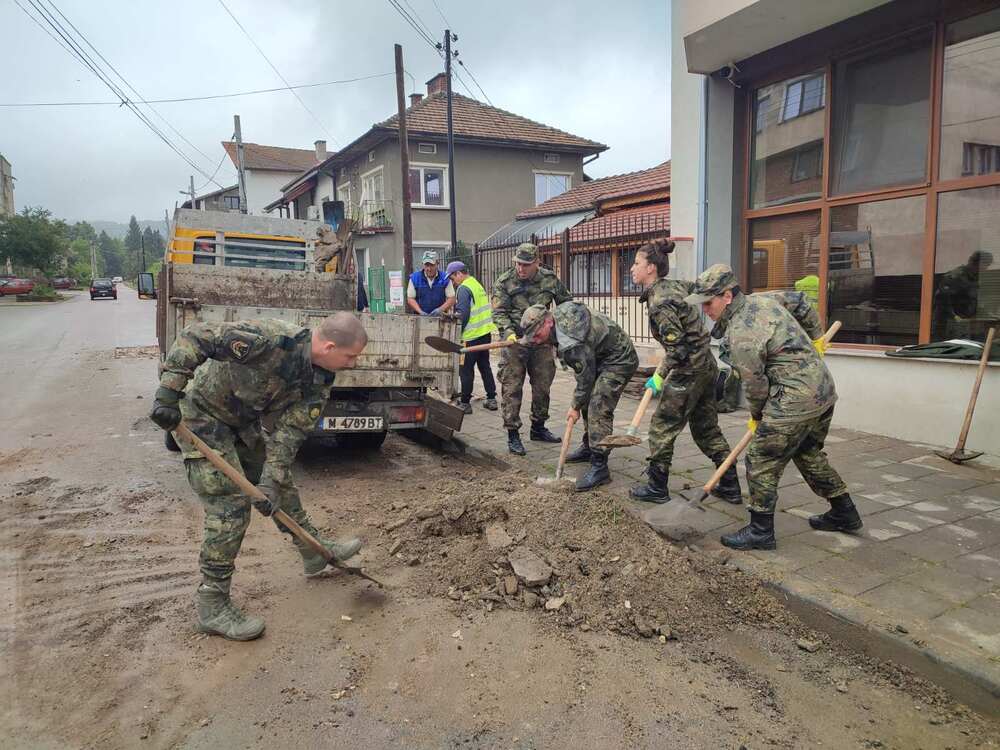 МО: Военнослужещи от Сухопътните войски втори ден помагат за възстановяването на Берковица