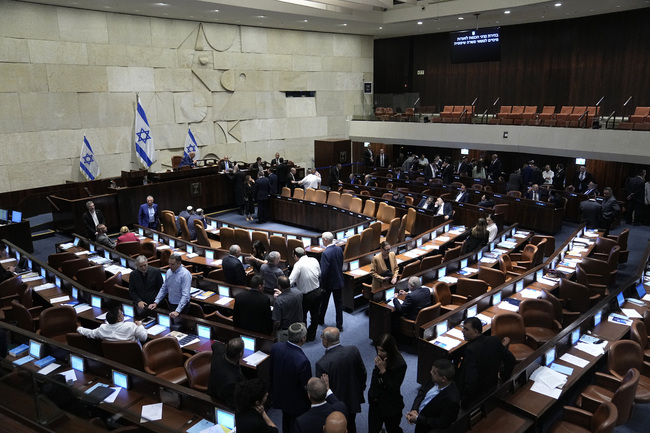 Израелският парламент одобри на първо четене спорен закон, ограничаващ някои правомощия на Върховния съд