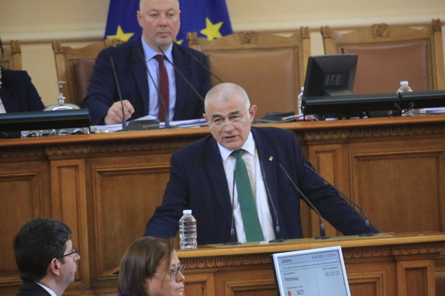 БСП иска еднократната помощ за 2-ри, 3-ти и 4-ти клас да не е по-ниска от тази за 1-ви и 8-ми