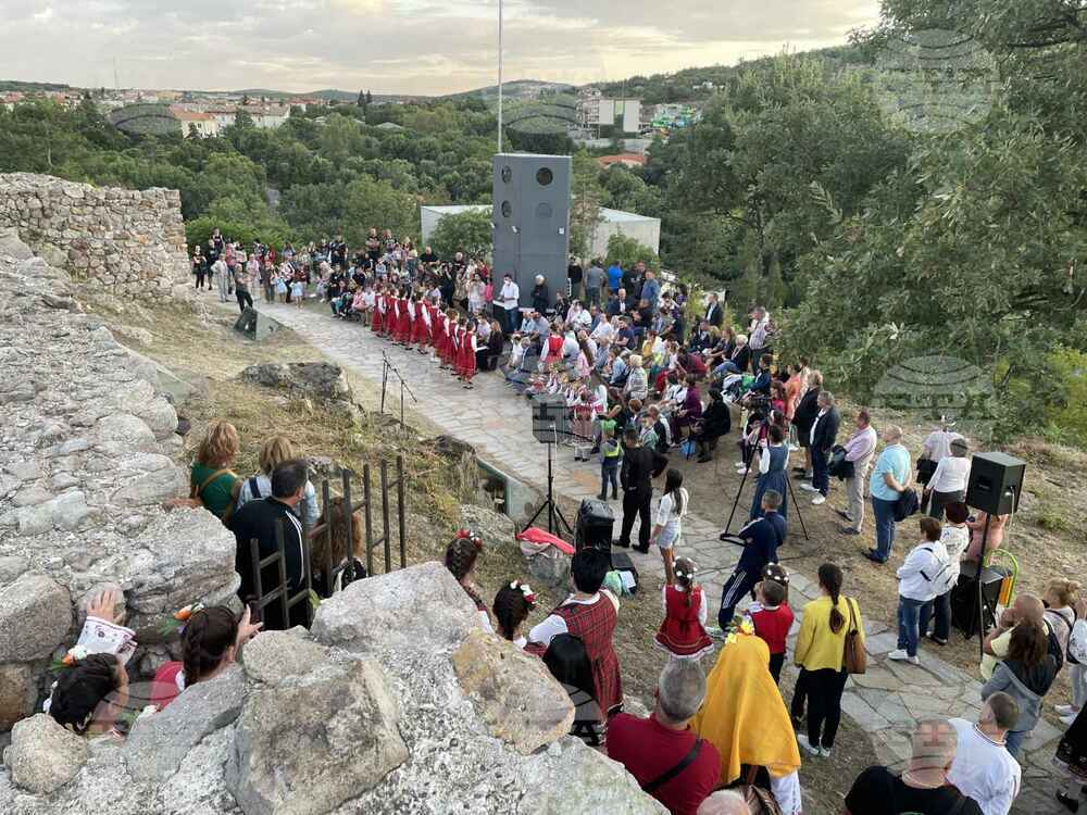 Крепостта "Свети дух" в Минерални бани "оживява" в светлинно шоу