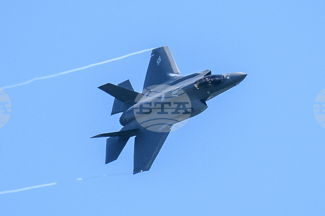 Берлин отрече появилите се в някои медии твърдения, че обмисля покупката на 15 американски изтребителя Ф-35