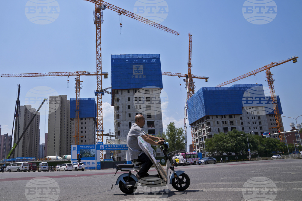 Свиването на китайската производствена активност продължава и през юли, сочат официални данни