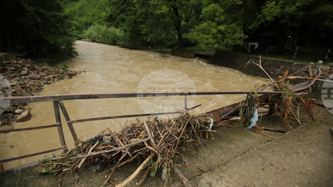 Продължава почистването на речните корита, след частичното бедствено положение в община Етрополе 