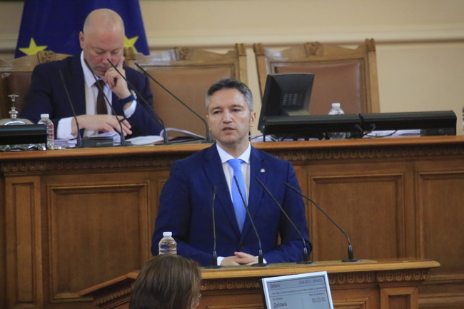 Кристиан Вигенин: Еднократната помощ за 2-ри, 3-ти и 4-ти клас трябва да е за всички деца