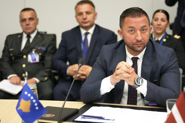 Министърът на отбраната на Косово Арменд Мехай даде сигнал за по-нататъшно закупуване на оръжия от Турция