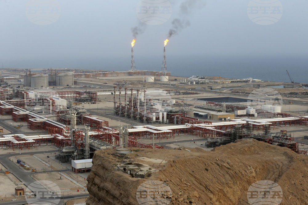 Танкер с втечнен газ, плаващ под панамски флаг, гори край бреговете на иранския пристанищен град Асалуйе