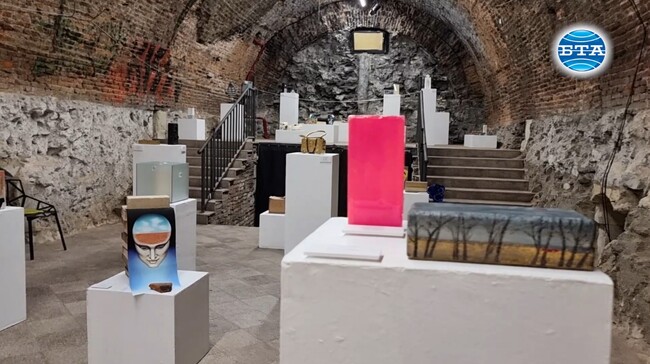 Изложба „Тухлата/2023“ представя творби на 118 български съвременни визуални артисти във Варна