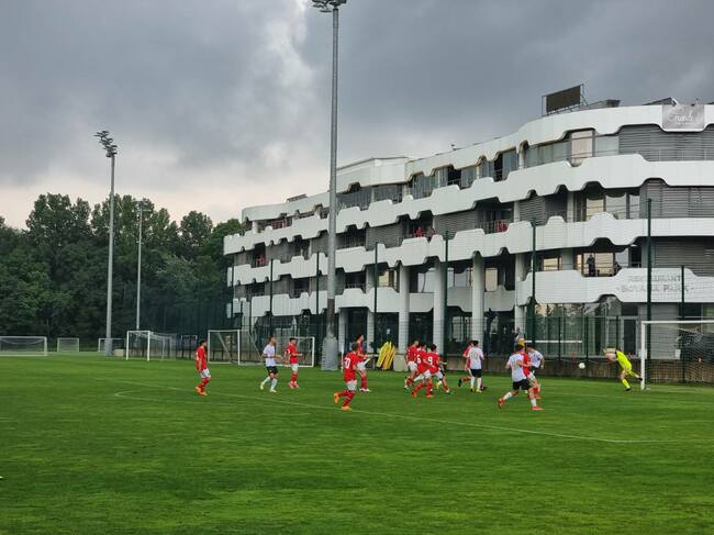 България U18 спечели първата си контрола срещу Австрия, мачът бе спрян на полувремето заради проливен дъжд