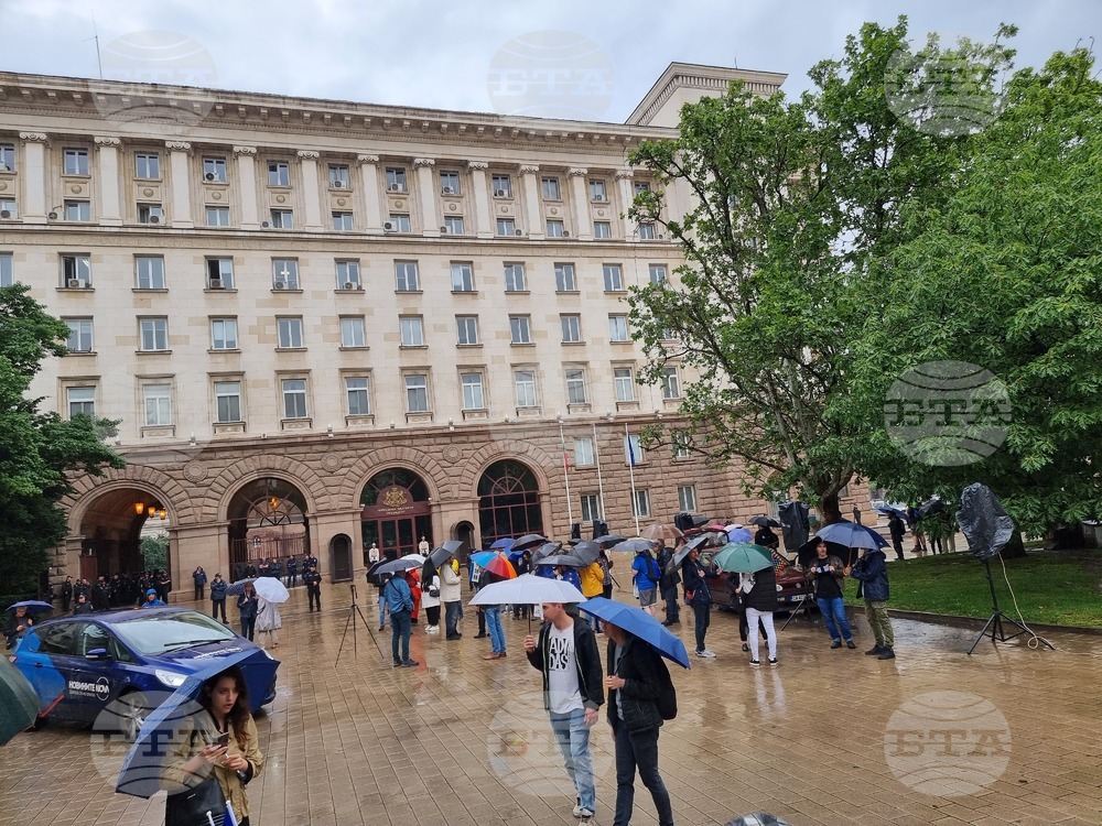 Граждани се събират в "триъгълника на властта" в София за шествие под наслов „ЕС и демокрация, фашизмът не е патриотизъм"