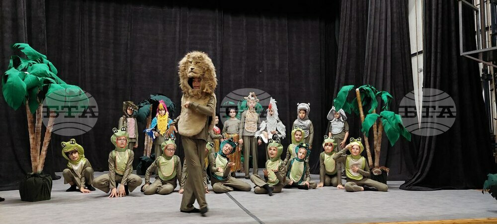 Students Present Theatrical Performance Under "Together in Arts and Sports" Programme of Education Ministry
