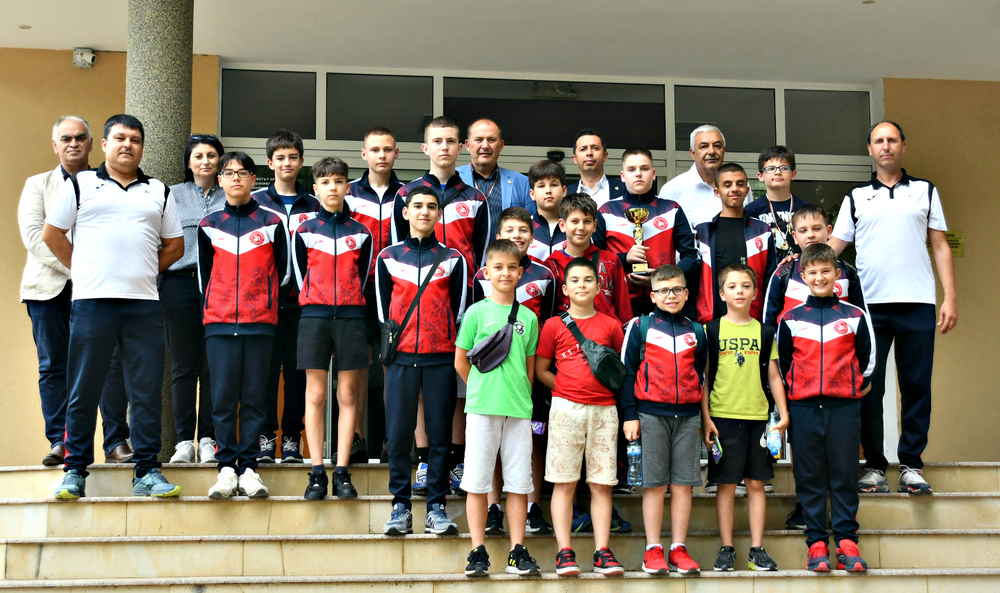 Община Кубрат награди шампионите по хандбал с едноседмичен лагер