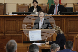 Парламент - заседание - Корнелия Нинова