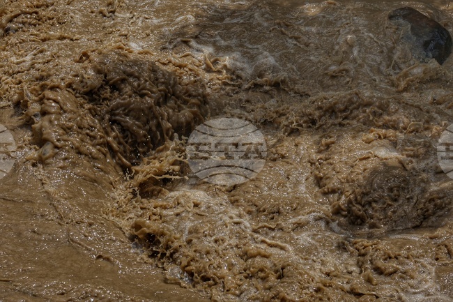 Затворен е пътят за с. Синеморец заради повишените нива на река Велека, заляла част от платното