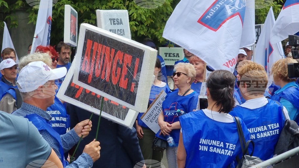 Non-medical Staff of Healthcare Institutions Protest in Romania Over Low Pay, Leave Benefits