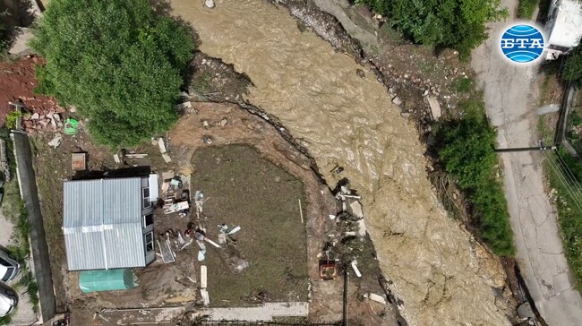 Четири екипа на "Аварийна помощ и превенция" отстраняват последиците от проливния дъжд, паднал през нощта в Желява и Бухово