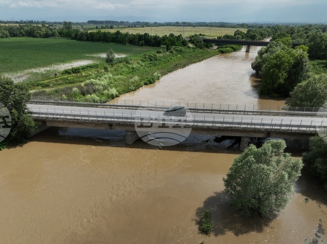 Експерти от РИОСВ – София проверяват сигнал за замърсяване на река Искър